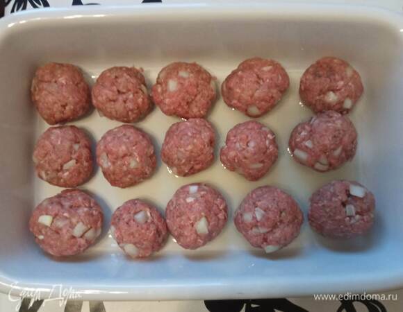 Формируем фрикадельки и выкладываем их в смазанную растительным маслом форму. Отправляем в разогретую до 200°C духовку на 20–25 минут.