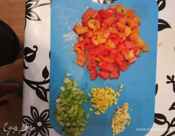 Тем временем готовим соус. Режем кубиком перец, мелко шинкуем чеснок, имбирь и порей.
