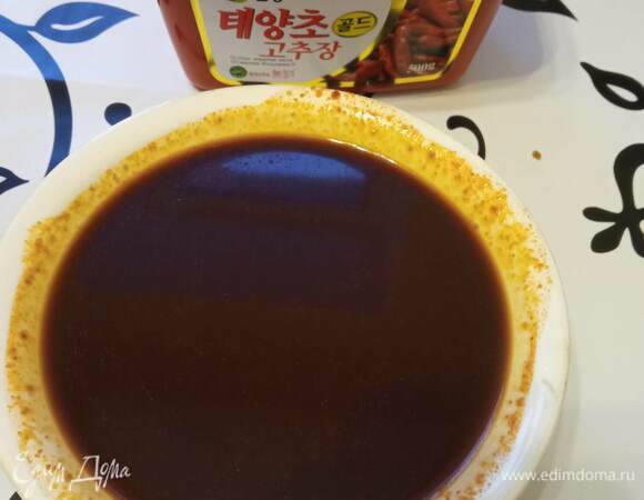 Смешиваем соевый соус, рисовый уксус, острую пасту, крахмал и мед. Если берете томатную пасту или кетчуп, добавляйте перец чили. 