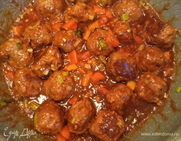 В воке разогреваем растительное масло. Если нет кунжутного, берите две ложки растительного. Обжариваем на сильном огне перец в течение двух минут, затем добавляем порей, чеснок и имбирь. Обжариваем еще минуту. Отправляем в вок фрикадельки, вливаем соус и обжариваем две минуты до загустения соуса.