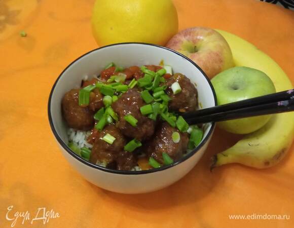 Подаем блюдо с рисом, посыпав его зеленым луком. Приятного аппетита!