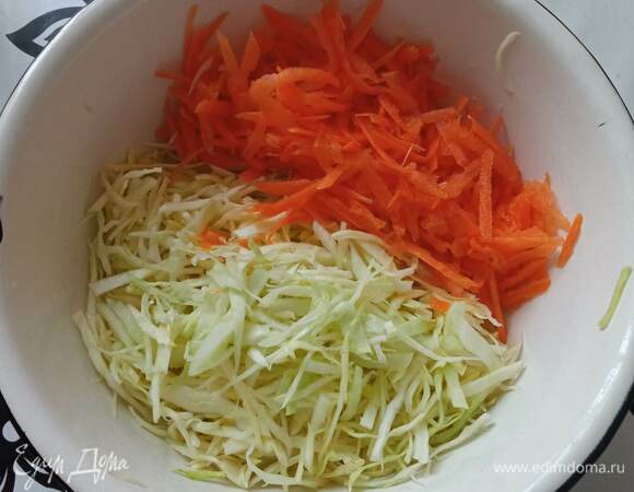 Капусту мелко шинкуем и обминаем с солью. Добавляем тертую морковь. Стебли сельдерея режем мелкими кусочками. Добавляем к капусте.