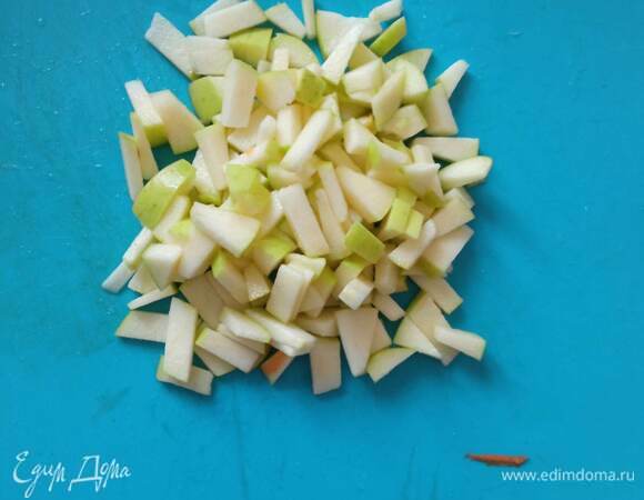 Яблоки режем брусочками. Сбрызгиваем соком половины лайма.