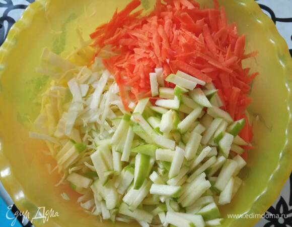 Добавляем яблоки к капусте с морковью.