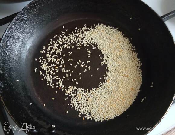 Кунжут подрумяниваем на сковороде без масла.