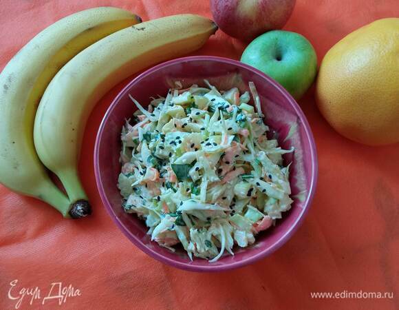 Мелко шинкуем петрушку, добавляем в салат. Туда же идет кунжут. Заправляем майонезом. Я украсила смесью белого и черного кунжута. Салат готов. Приятного аппетита!