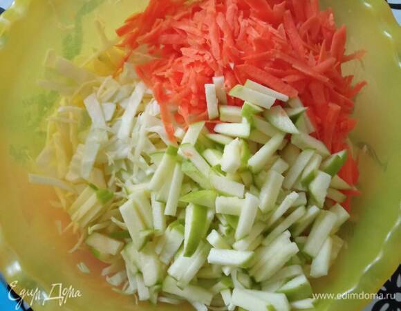 Капусту шинкуем. Перетираем с солью. Морковь трем на крупной терке. Яблоки нарезаем соломкой и сбрызгиваем лимонным соком. Все смешиваем.