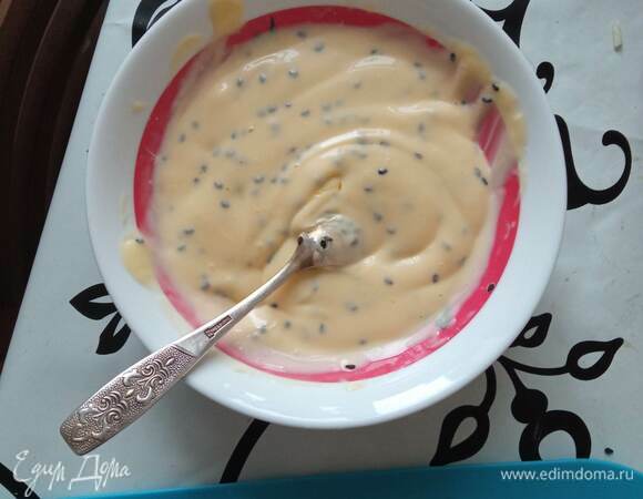 Готовим заправку. Соединяем майонез, мед, яблочный сок и взбиваем венчиком. Добавляем черный кунжут.