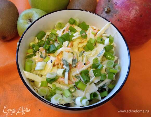 Мелко шинкуем петрушку. Добавляем к овощам. Заправляем салат. Оставляем на 1 час в холодильнике. При подаче посыпаем нашинкованным зеленым луком. Приятного аппетита!