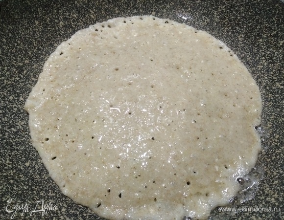 Влить тесто на разогретую и смазанную маслом сковороду.