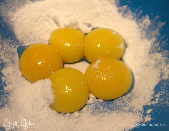 Желтки отделить от белков, всыпать к ним половину сахарной пудры — 40 г.