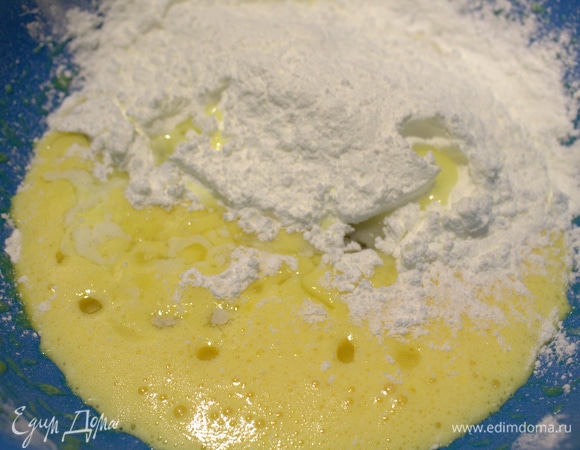 Растереть, всыпать крахмал, ваниль и оба вида масел.