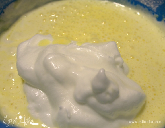 Ввести постепенно в желтковую массу.