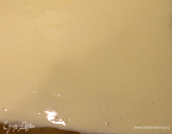 Перелить массу в форму со смазанным пергаментом.