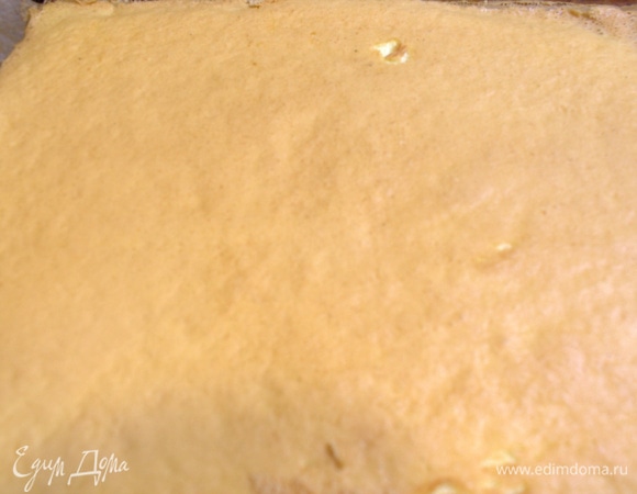 Выпекать 20 минут при 180°C. Если брать форму поменьше,то и бисквит будет выше.