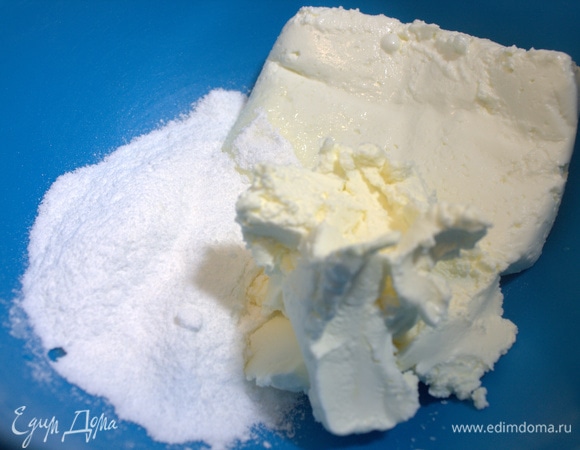 Для крема в творог добавить сахарную пудру, ваниль, сливочный сыр.