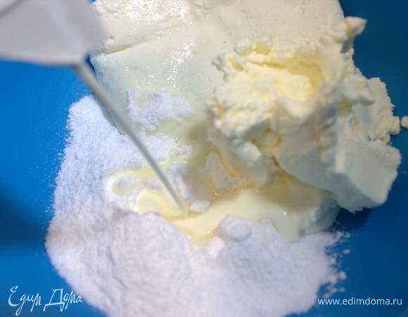 Влить струйкой сливки.