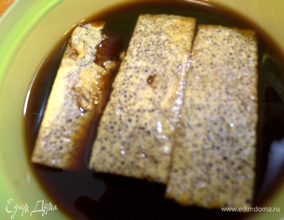 Растворить или заварить кофе, пропитать полоски бисквита кофе. 