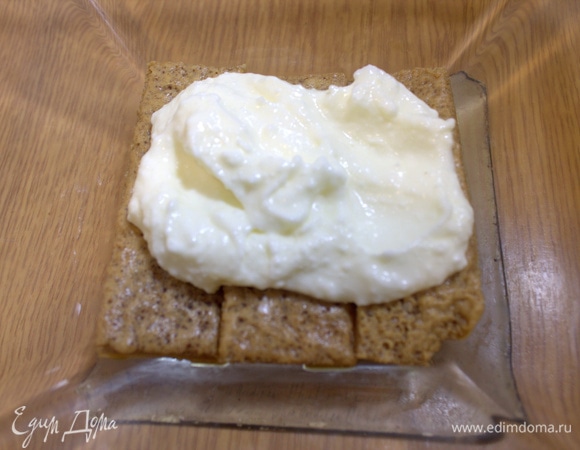 Короткие полоски идут на дно, сверху — крем. Затем посыпать какао через сито.