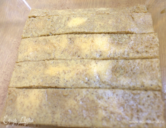 Второй слой: снова пропитать полоски кофе и добавить крем (у меня получилось пять слоев).