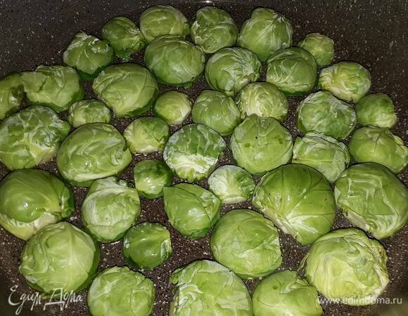 Обжарьте на разогретом оливковом масле (срезом вниз) до золотистого цвета.