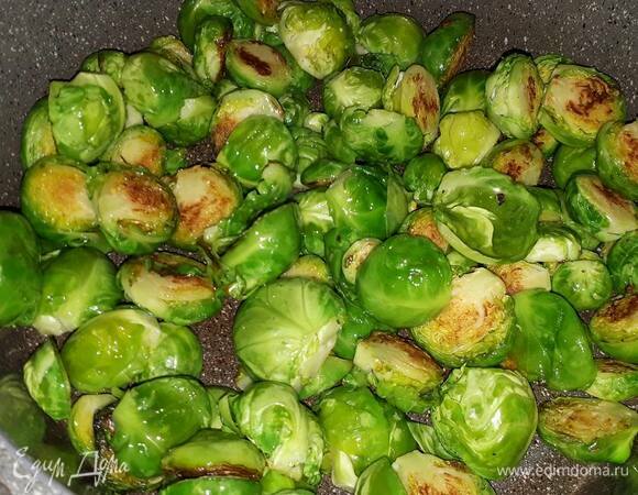 Затем накройте крышкой и оставьте на медленном огне на 15 минут, периодически помешивая.