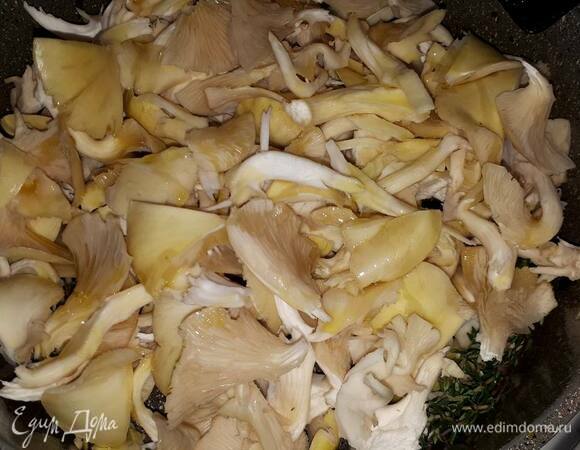Крупно нарежьте грибы и обжарьте с тимьяном и чесноком.