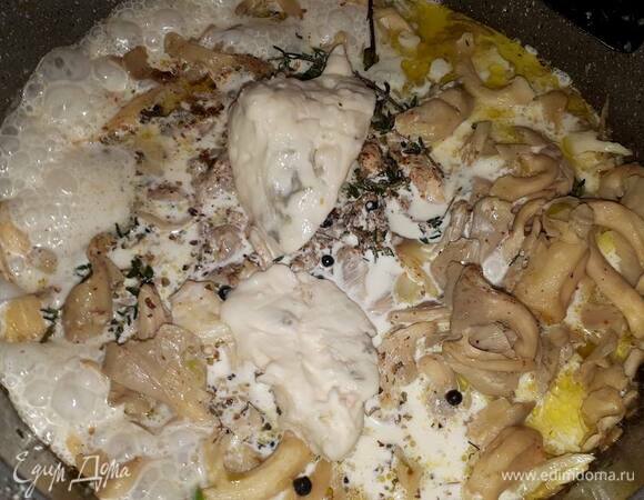 Влейте сливки, добавьте специи и горгонзолу. Проварите, чтобы соус загустел.