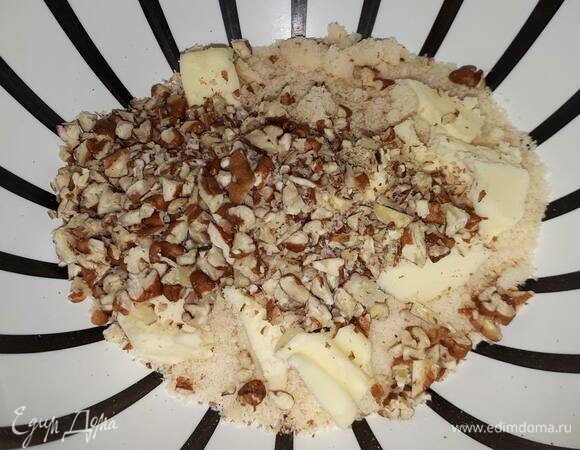 Для крамбла смешайте рубленые орехи с остальными ингредиентами и замесите тесто.