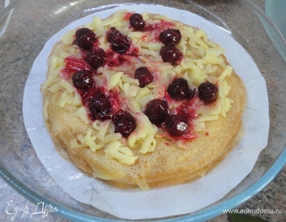 Бумагу для выпечки смазать маслом и выложить блины вместе с яблочной начинкой. В два последних слоя я решила добавить вишню без косточек из варенья. 