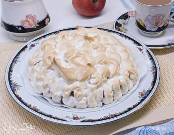 Белки взбить в крутую пену, начинайте добавлять сахарную пудру частями. Обмазать белковым кремом торт и поставить в разогретую до 180°C духовку на 20–25 минут: белки должны стать золотистого цвета.