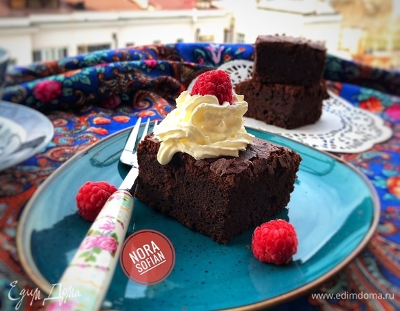 Готовый пирог достать из духовки и дать остыть.