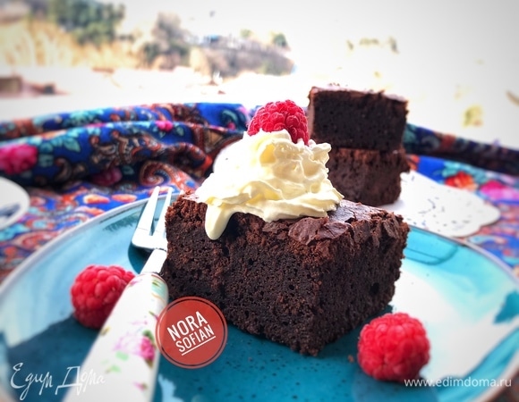 Подавать со взбитыми сливками или мороженым.