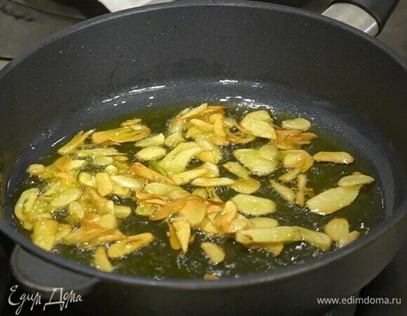 Разогреть в тяжелой сковороде оливковое масло и обжарить чеснок, затем переложить на бумажное полотенце.