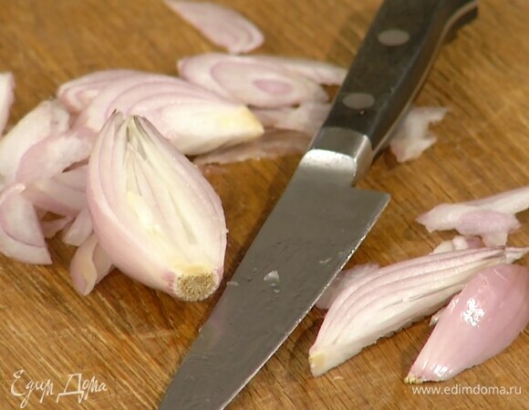 Шалот почистить, тонко нарезать полукольцами и добавить к чили.