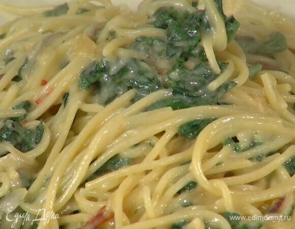 Козий сыр натереть на мелкой терке, половину вмешать в макароны.