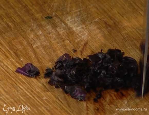 Базилик мелко порубить.