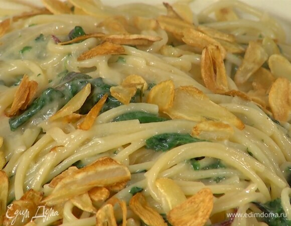 Переложить пасту в глубокое блюдо, посыпать чипсами из чеснока и базиликом, сбрызнуть оливковым маслом, затем присыпать оставшимся сыром.