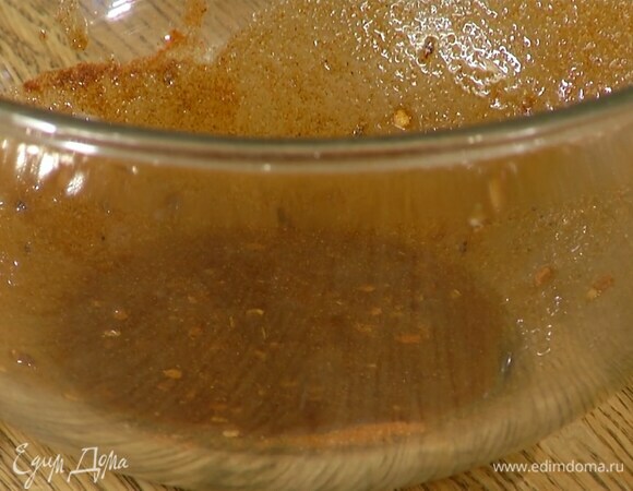 Приготовить пряную заправку: кориандр и молотый чеснок соединить с паприкой и перцем чили, влить 2 ст. ложки оливкового масла и все перемешать.