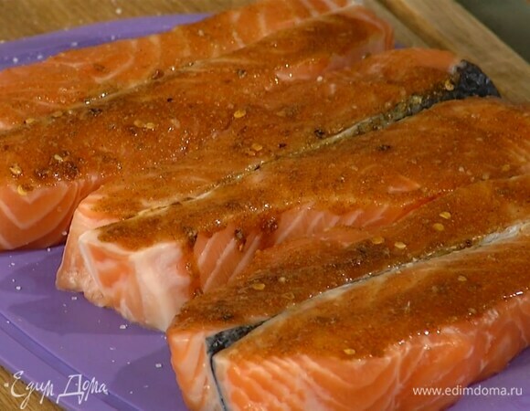 Рыбу посолить и кисточкой смазать пряной заправкой со всех сторон.