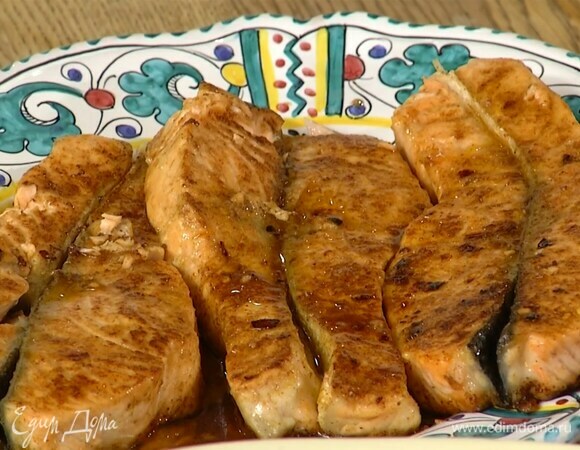 Разогреть в сковороде оставшееся оливковое масло, выложить стейки и обжаривать 1–2 минуты, затем перевернуть, накрыть сковороду крышкой и готовить пару минут.