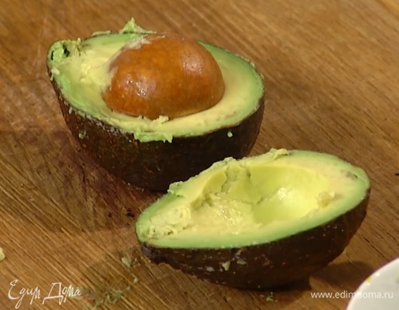 Авокадо почистить и, удалив косточку, ложкой вынуть мякоть.
