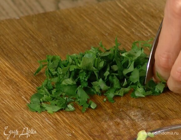 Кинзу мелко порезать.