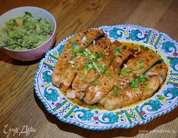 Зеленый лук тонко порезать наискосок и посыпать готовую рыбу.<br />
Подавать с гуакамоле.