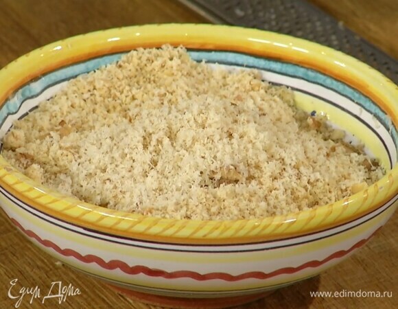 Грецкие орехи подсушивать в разогретой до 80°С духовке 15 минут, затем натереть на мелкой терке.