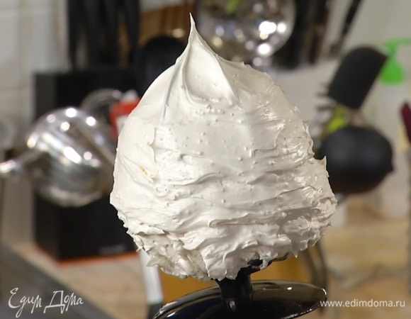 Охлажденные белки со щепоткой соли взбивать в комбайне на высокой скорости до получения мягких пиков, затем добавить винный камень, яблочный уксус, небольшими порциями всыпать весь сахар, влить ванильный экстракт и взбивать минимум 10–12 минут.