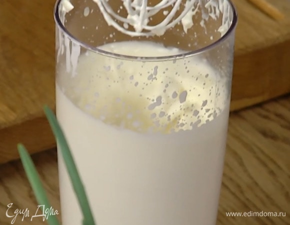 Охлажденные сливки взбить блендером с насадкой-венчиком в воздушную массу.