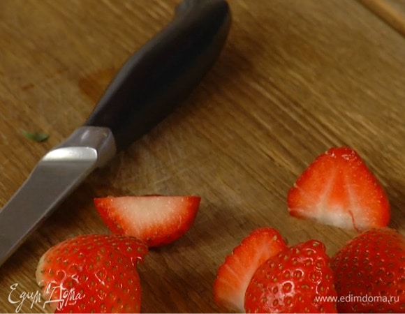 Клубнику разрезать пополам.