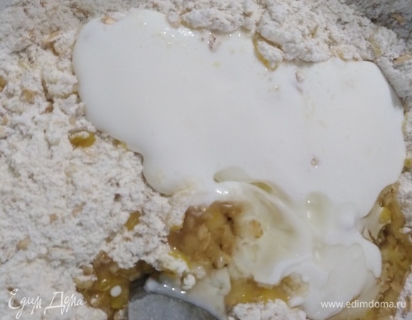 Влить кефир и масло.