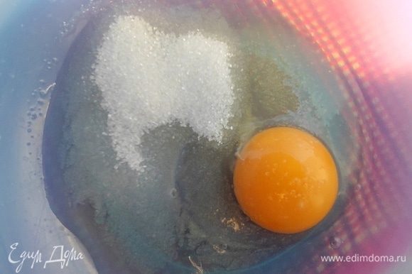 Яйцо взбить с сахаром и ванильным сахаром.